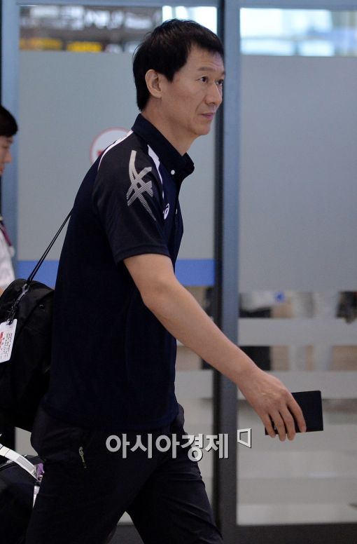 [포토]인천공항 통해 귀국하는 이정철 감독