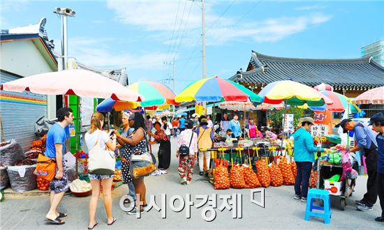 구례군이 추석 명절을 맞아 8일부터 23일까지 15일간 알뜰한 명절 분위기 조성과 서민 생활 안정을 위한 물가 관리에 들어간다.
