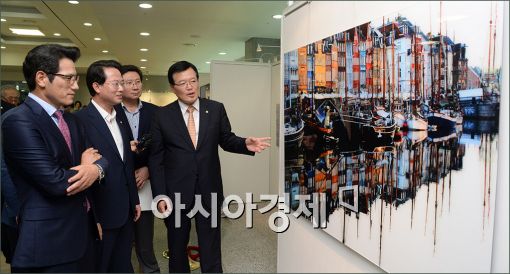 [포토]사진찍는 국회의장의 착한 사진전