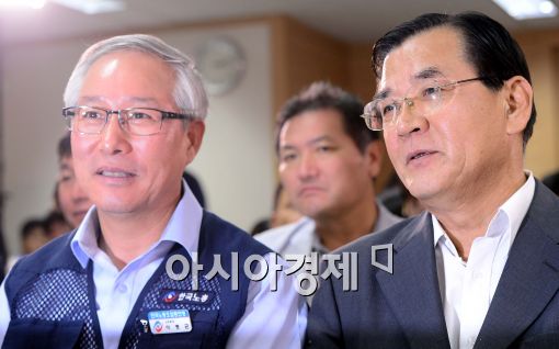 [포토]노동시장 구조개선 관련 토론회 참석한 김대환-이병균
