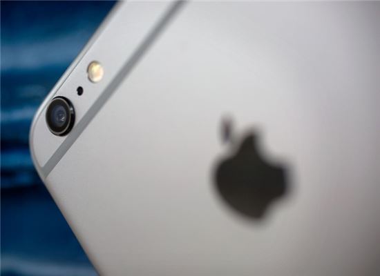 압수된 아이폰 속 개인정보 보자는 美정부 …애플 "기술적으로 불가능"