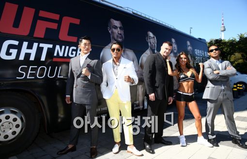 [포토]서울 하늘 아래 모인 UFC 파이터와 옥타곤 걸