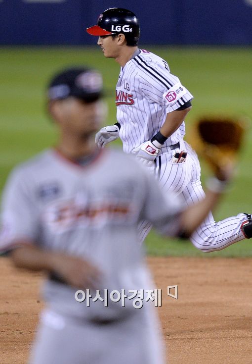 [포토]로저스에게 한국 무대 첫 피홈런 안긴 박용택