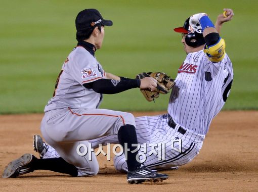 [포토]정성훈, '2루는 욕심이었네'