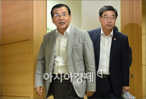 [포토]회의장 들어서는 김대환·이기권