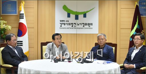 [포토]인사말하는 김대환 위원장