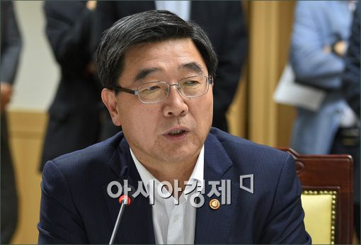 이기권 "구조조정 대비 노동 4법 조속히 논의해야"