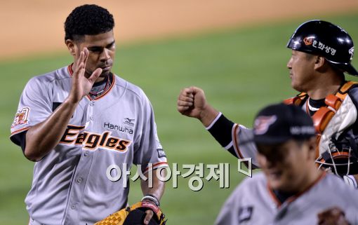 [포토]하이파이브하는 한화 로저스-조인성 배터리