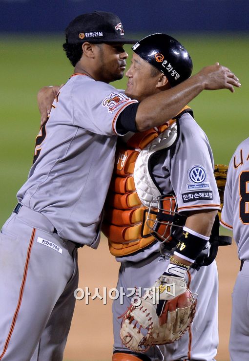 [포토]포옹하는 로저스-조인성 배터리