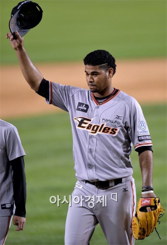 [포토]팬들의 연호에 화답하는 로저스