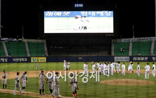 [포토]시즌 최장시간 경기한 한화와 LG