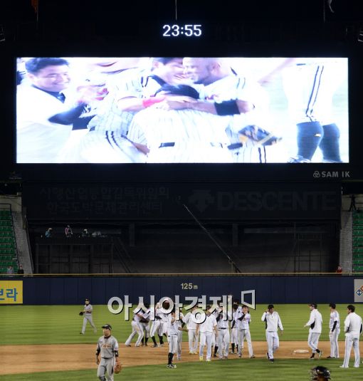 [포토]시즌 최장시간 경기 끝낸 LG 박지규