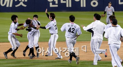 [포토]5시간 25분 경기 끝낸 LG 박지규