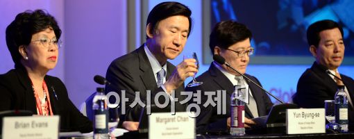 [포토]나란히 앉은 마가렛 찬-윤병세-정진엽-한민구