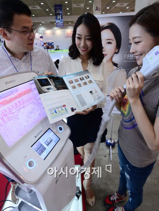 [포토]제16회 중소기업기술혁신대전....피부관리 기기 체험하는 관람객들