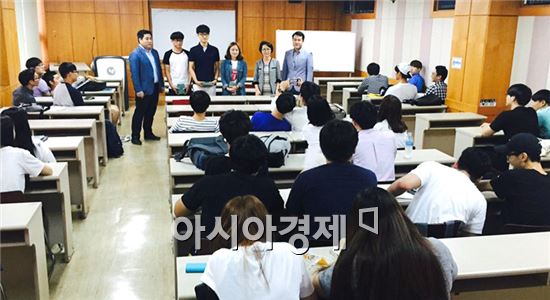 호남대학교 경찰학과(학과장 이경희)는  7일 지성관 3층 강의실에서 2학기 학습목표를 다짐하는 토론회를 가졌다. 



이날 토론회에서는 독서 및 학습 능력 향상 방안과 외국어 및 컴퓨터 관련 자격증 취득 전략 등에 대해 논의했으며, 지난 학기 토론 배틀 참가자 시상식도 가졌다.



경찰학과는 학기 시작과 종료 시점에 학생들이 스스로 목표를 수립하고 이행 수준을 평가하는 계기를 마련함으로써 자기주도적 학습을 유도하고 있다.