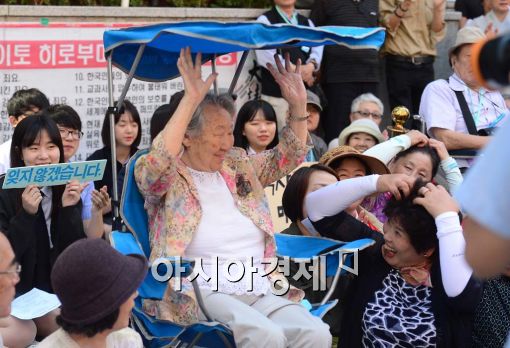 [포토]웃음가득 수요집회 