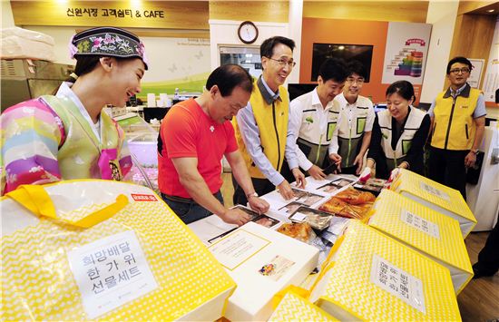 [포토]신세계, 추석 맞아 결연 아동에게 전달할 희망배달 선물세트 포장 