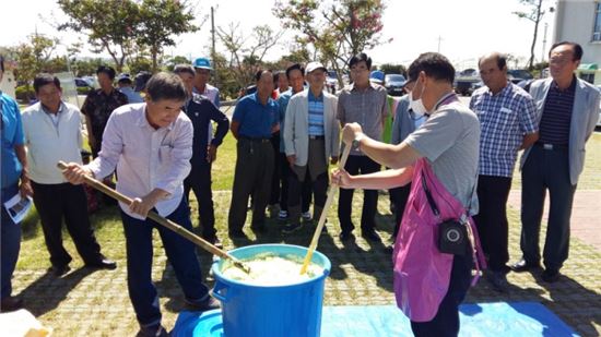 <신안군 압해읍 농촌지도자들이 8일 농업기술센터에서 열린 천연 유화제 만들기 시연을 참관하고 있다.>