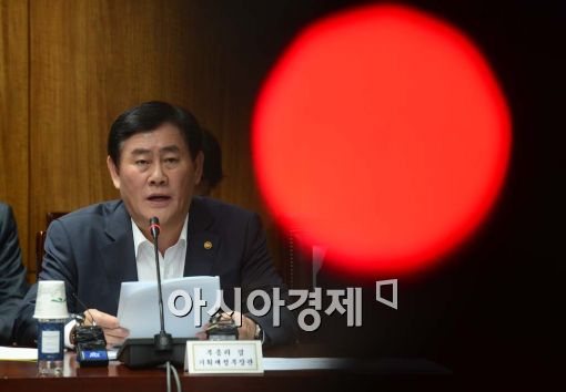 [포토]최경환 부총리, 노동구조 개혁 강행하나 