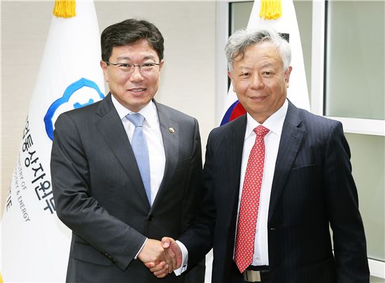 윤상직 산업통상자원부 장관(사진 왼쪽)은 9일 서울청사 별관 집무실에서 진리췬 아시아인프라투자은행(AIIB) 총재지명자와 만나, AIIB 출범 이후 아시아 인프라 개발을 위한 협력방안과 에너지 분야 투자의 상호 협조를 요청하고 한국기업 참여방안 등을 논의했다.