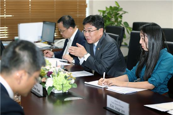 윤상직 산업통상자원부 장관(사진 가운데)은 9일 서울청사 별관 집무실에서 진리췬 아시아인프라투자은행(AIIB) 총재지명자와 만나, AIIB 출범 이후 아시아 인프라 개발을 위한 협력방안과 에너지 분야 투자의 상호 협조를 요청하고 한국기업 참여방안 등을 논의했다.
