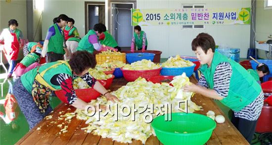 함평군(군수 안병호)과 함평군새마을부녀회(회장 박동심)는 9일 독거노인, 장애인 등 소외계층 150 가구에 밑반찬을 만들어 전달했다.


  
회원 40여 명은 배추김치, 장조림 등 7가지 다양한 반찬을 정성껏 만들어 직접 전달하고 위문했다.


  
박동심 회장은 “홀로 사시거나 거동이 불편한 이웃을 위해 사랑을 듬뿍 담아 정성껏 준비했다”며 “앞으로도 이웃사랑 실천을 위해 봉사활동을 계속할 것”이라고 말했다.
