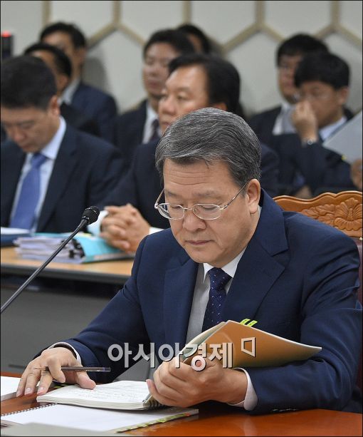 [포토]자료 확인하는 임환수 국세청장