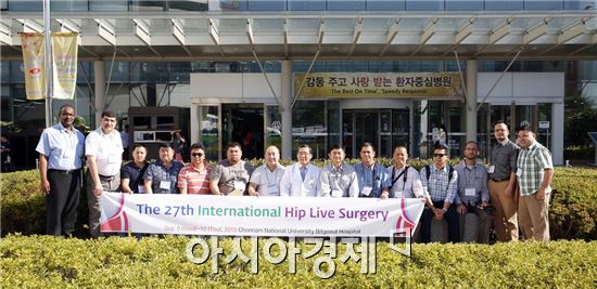 필리핀·몽골·인도네시아·시리아 의사 14명이 전남대병원을 찾아 수술법 교육을 받고 기념촬영을 하고있다.