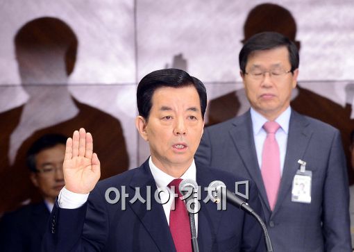 [포토]증인 선서 하는 한민구 국방부 장관