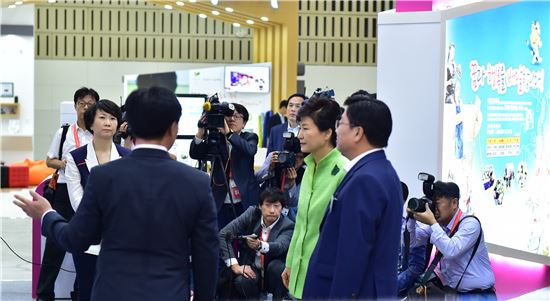 [포토]박근혜 대통령, ‘지역희망박람회’ 대전시 부스 찾아 격려