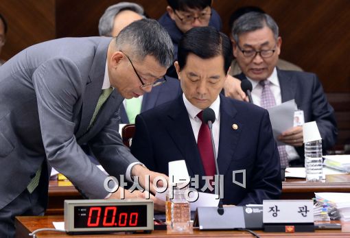 [포토]관계자와 대화 나누는 한민구 국방장관