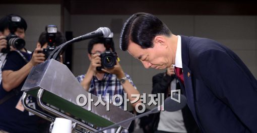 [포토]고개숙여 인사하는 한민구 장관