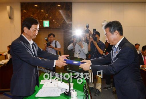 [포토]증인선서문 제출하는 정종섭 행자부 장관 