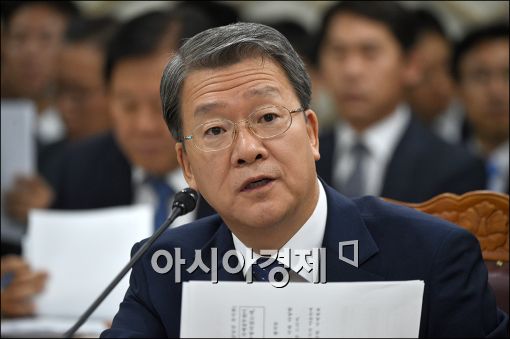 [포토]답변하는 임환수 국세청장