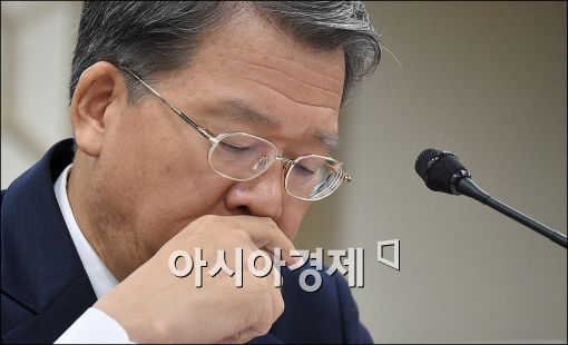 [포토]자료 보는 임환수 국세청장