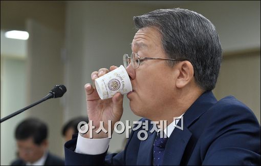 [포토]계속되는 의원들 질타에 속 타는 임환수 국세청장