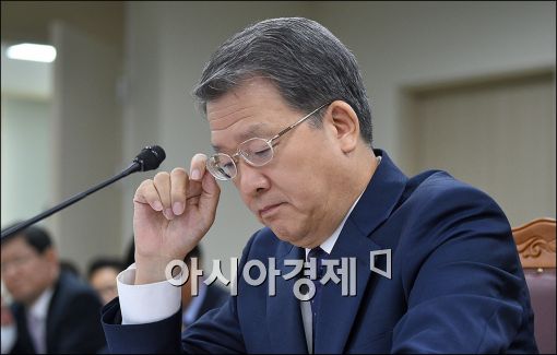 [포토]안경 고쳐쓰는 임환수 국세청장