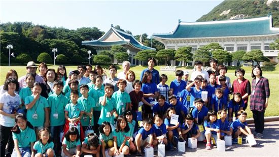 장흥군 안양면 초등학생 60명은 지난 9일과 10일 양일 간 서울을 방문해 청와대와 국회의사당 견학하며 꿈과 희망을 키우는 시간을 가졌다.
