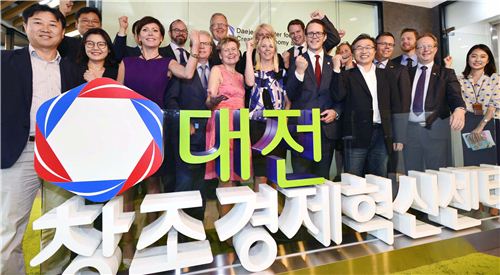 ▲스웨덴 국회 산업통상위원회 라르스옐메레드(오른쪽 앞 줄 4번째) 부위원장 등 국회의원들이 10일 대전센터를 둘러본 후 임종태 대전센터장(오른쪽 세번째) 등 센터 관계자들과 기념촬영을 하고 있다