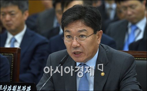 [포토]답변하는 윤상직 장관