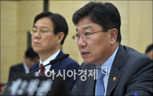 [포토]답변하는 윤상직 장관