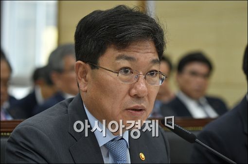 [포토]답변하는 윤상직 장관