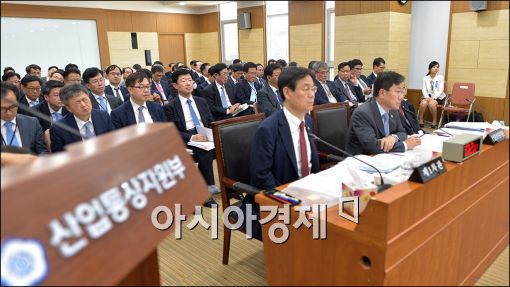 [포토]답변하는 윤상직 장관