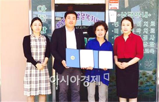 김희영 교수, 신중일 교수, 한혜영 이사장, 박수희 교수(왼쪽부터)가 기념촬영을 하고있다.