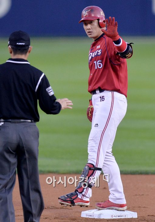 [포토]김주찬, '첫 타석부터 큼지막한 2루타'