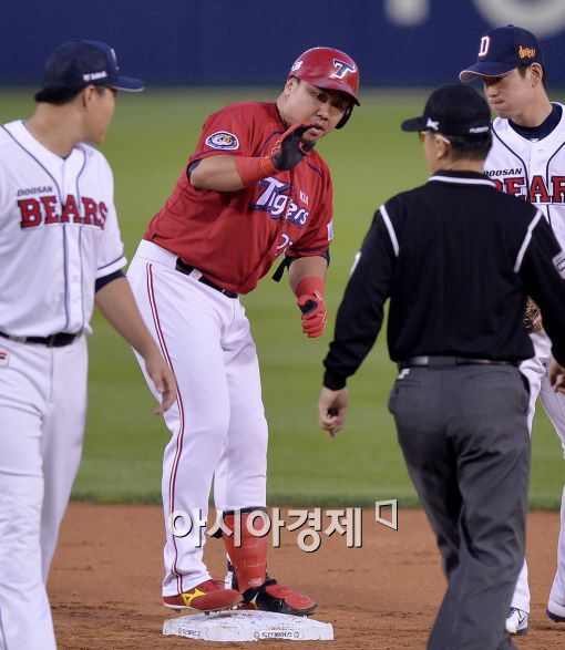 [포토]이범호, '선두타자 2루타로 출루'