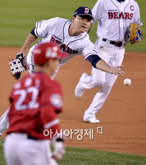 [포토]오재일, '땅볼 수비도 문제 없어'