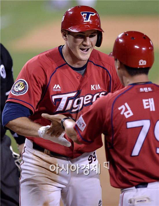 [포토]KIA 필, '짜릿한 역전 스리런'