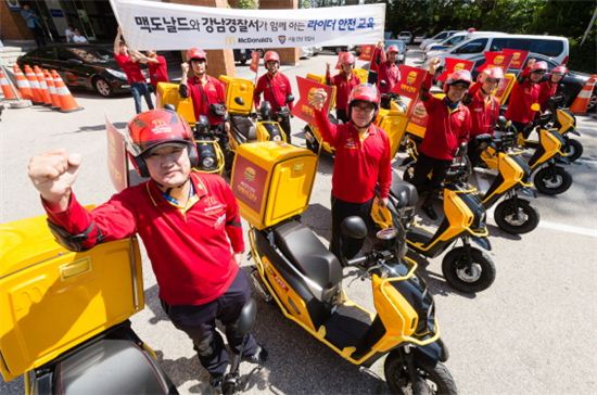지난 10일, 서울 강남경찰서에서 진행된 맥도날드와 서울 강남경찰서가 함께하는 라이더 안전 교육을 수료한 맥도날드 서울 지역 대표 라이더들이 기념 촬영을 하고 있다.